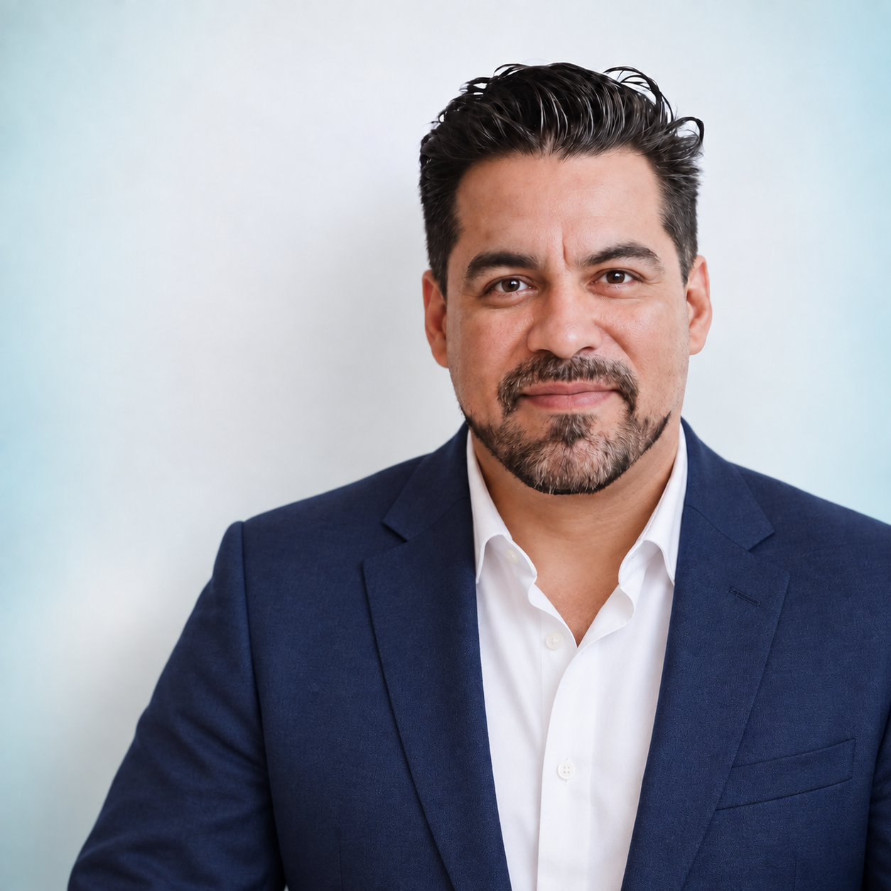Raúl Cortez, con traje azul y camisa blanca