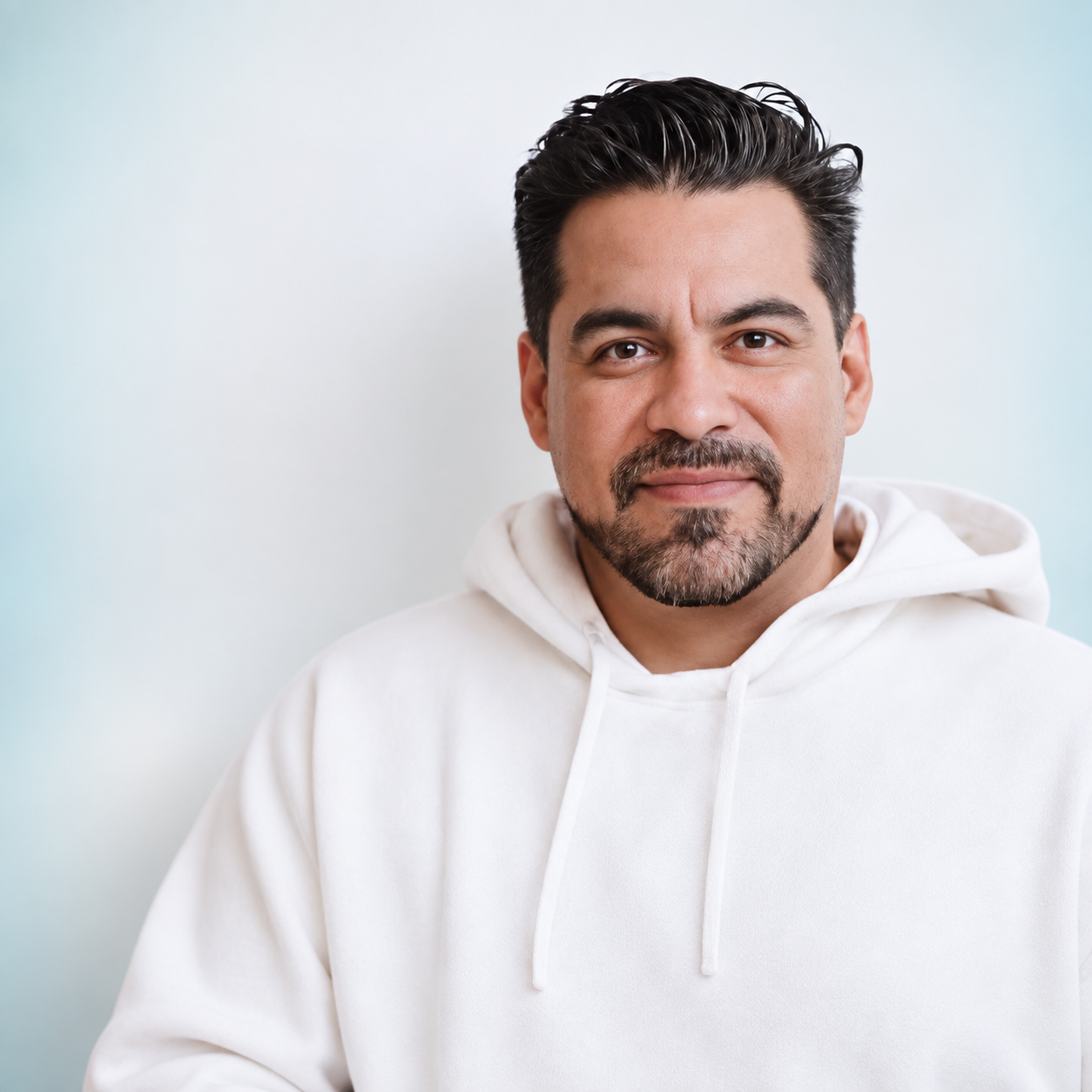 Retrato de Raúl Cortez con sudadera blanca